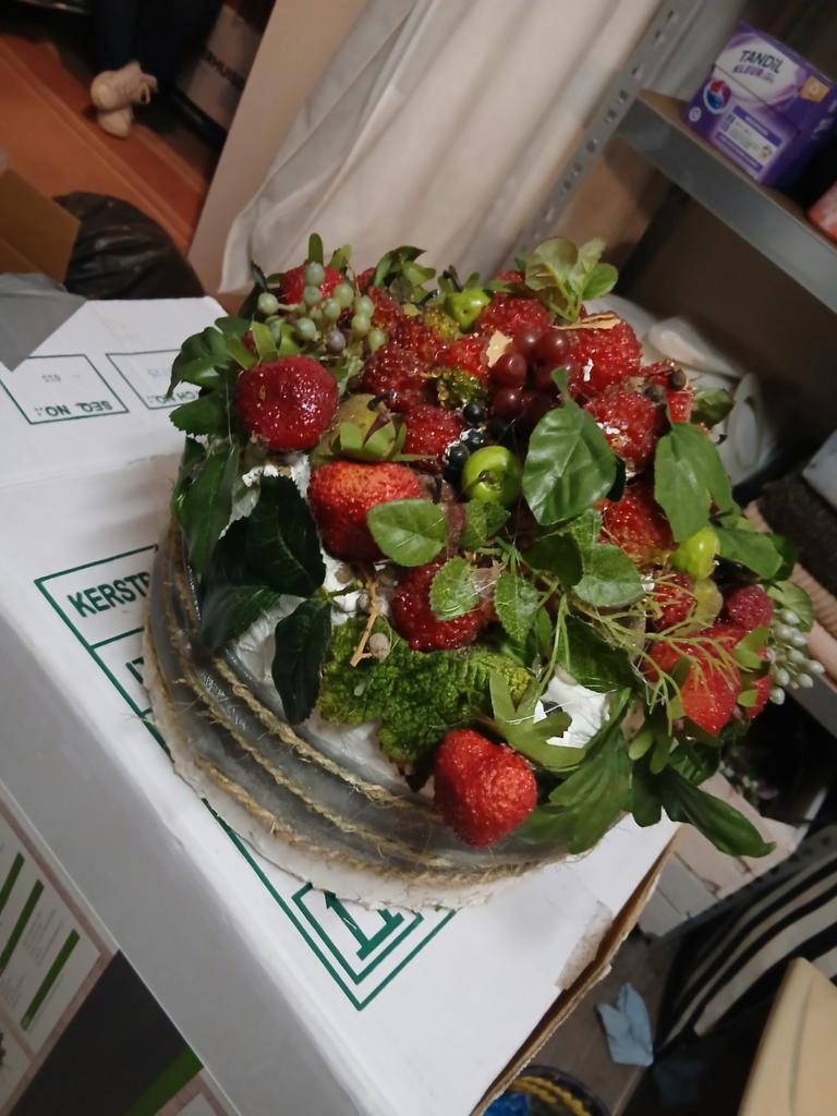 Mooie  taart van kunstof fruit