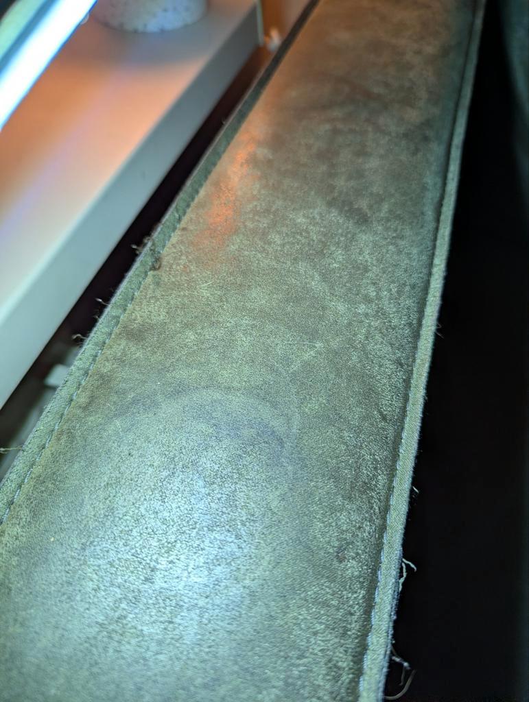 Donkergroene suède bank