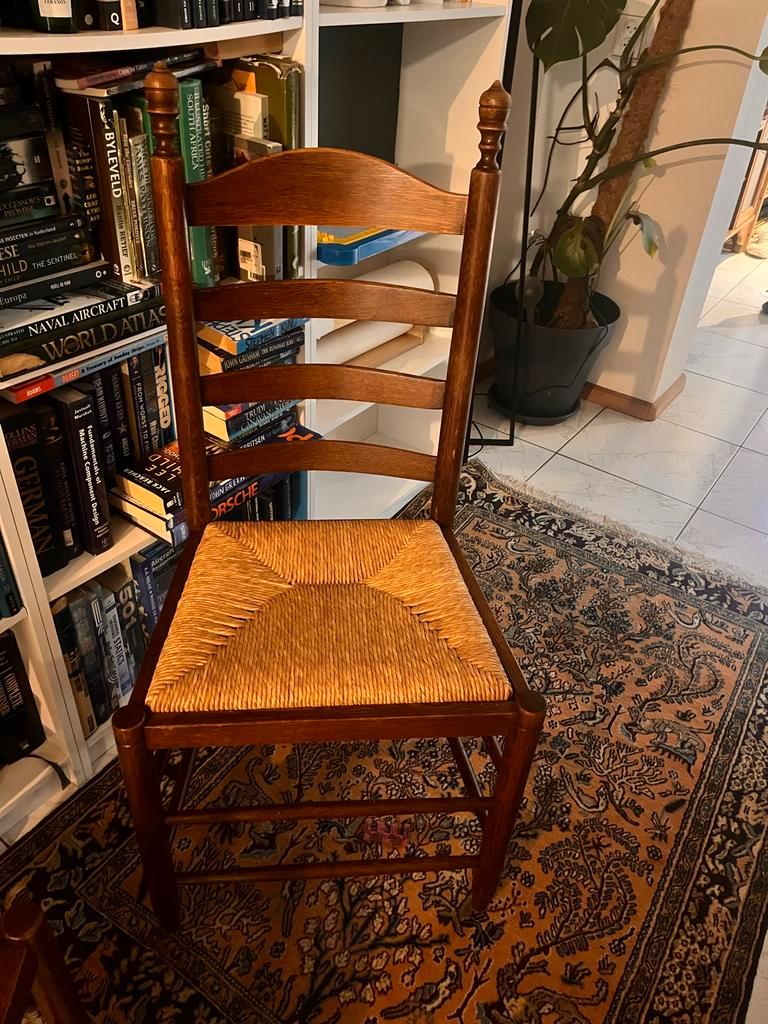 Gratis af te halen: 2 houten stoelen met rieten zitting