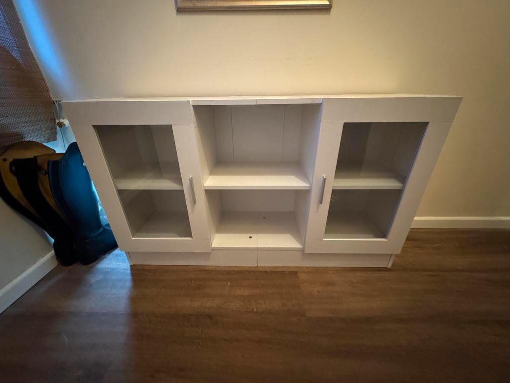 Witte spaanplaat kast met glazen deurtjes - Nieuw!