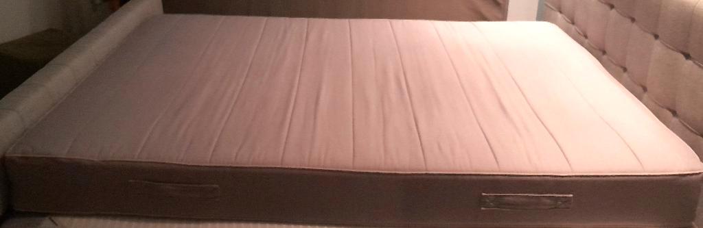 Gratis af te halen: bed incl. matras