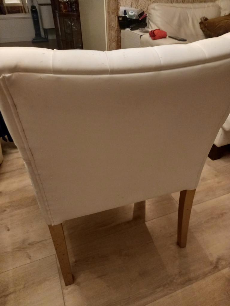2 rofrahome eetkamer stoelen (beschadigd)