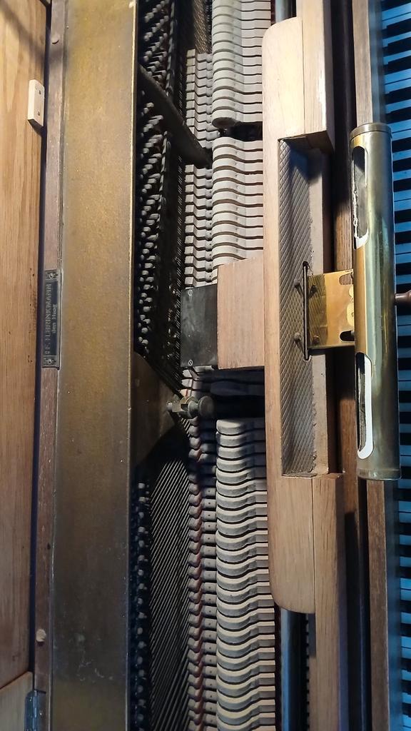 Gratis, Piano Schimmel