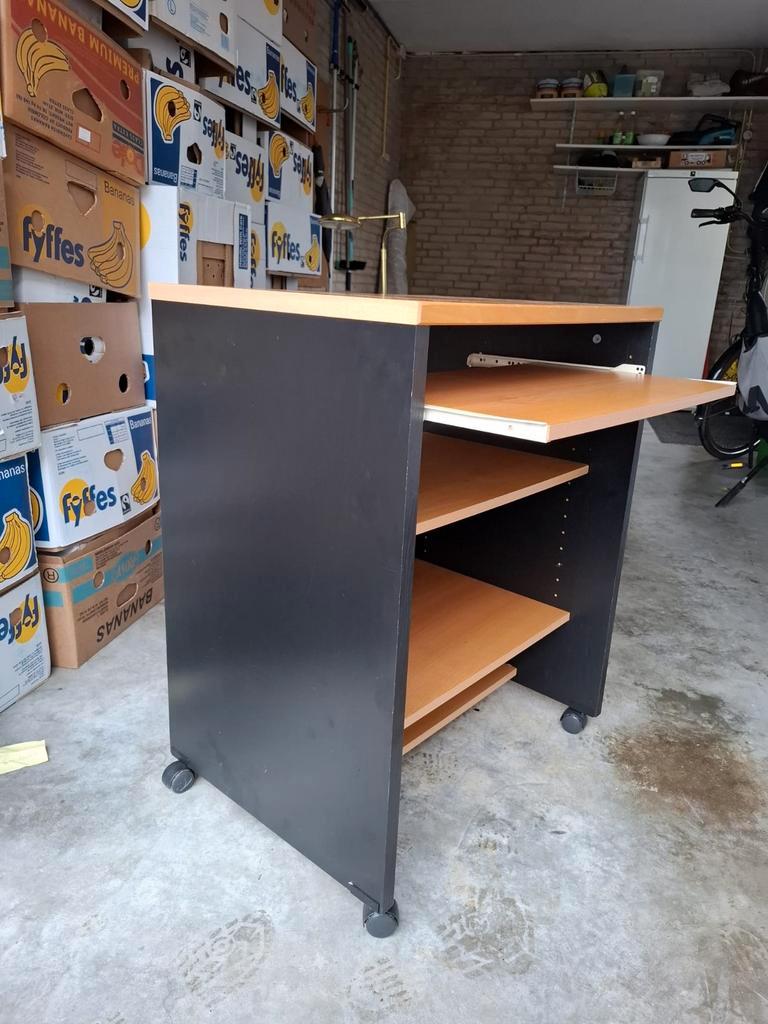 Verrijdbaar computer meubel gratis