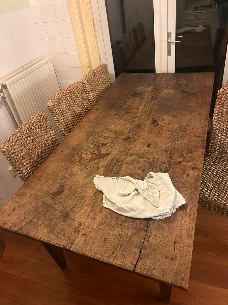 Robuuste eettafel gratis af te halen!