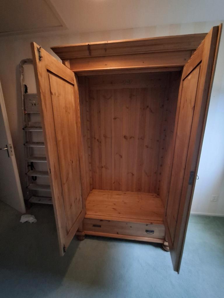 Grenen kleding kast gratis 200 cm hoog 110 cm breed en 24 cm