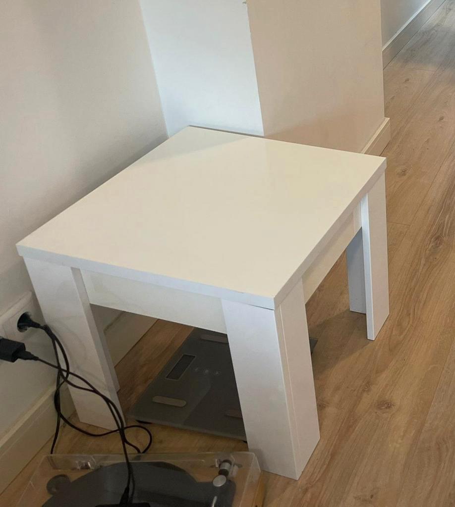 Grote eettafel met 4 stoelen en bijzettafel