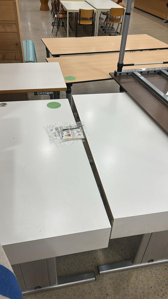 Gratis ophalen, 7 bureau tafels