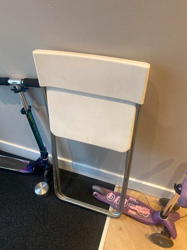 Twee witte IKEA klapstoelen - gratis ophalen!