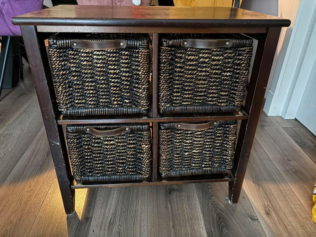 Gratis ophalen, kastje met rieten mandjes