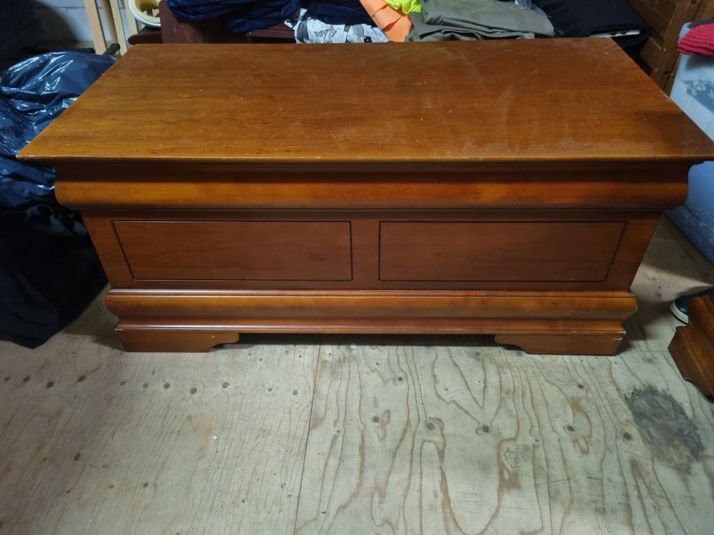 2 persoons bed, nachtkastjes en dekenkist