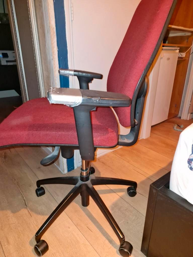 Burostoel gratis gebruikt maar functies doen het nog prima