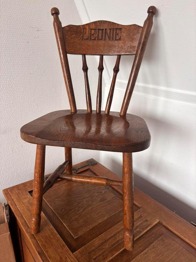 Houten kinderstoeltje met naam ‘Leonie’