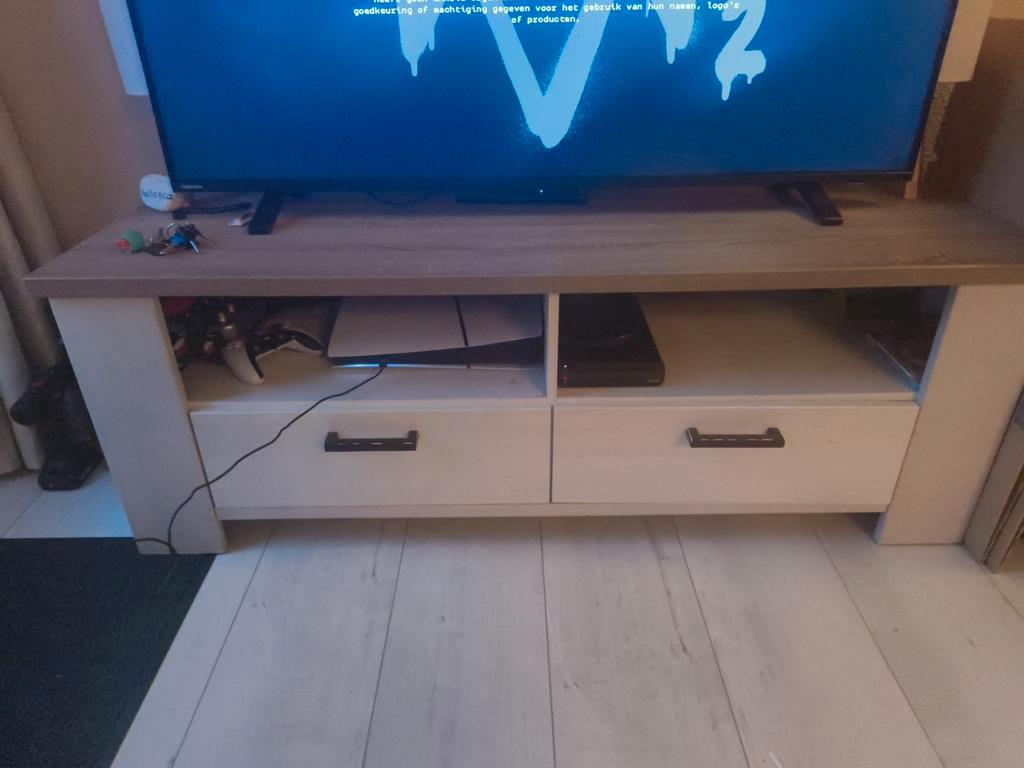 Gratis TV Kast met Opbergruimte