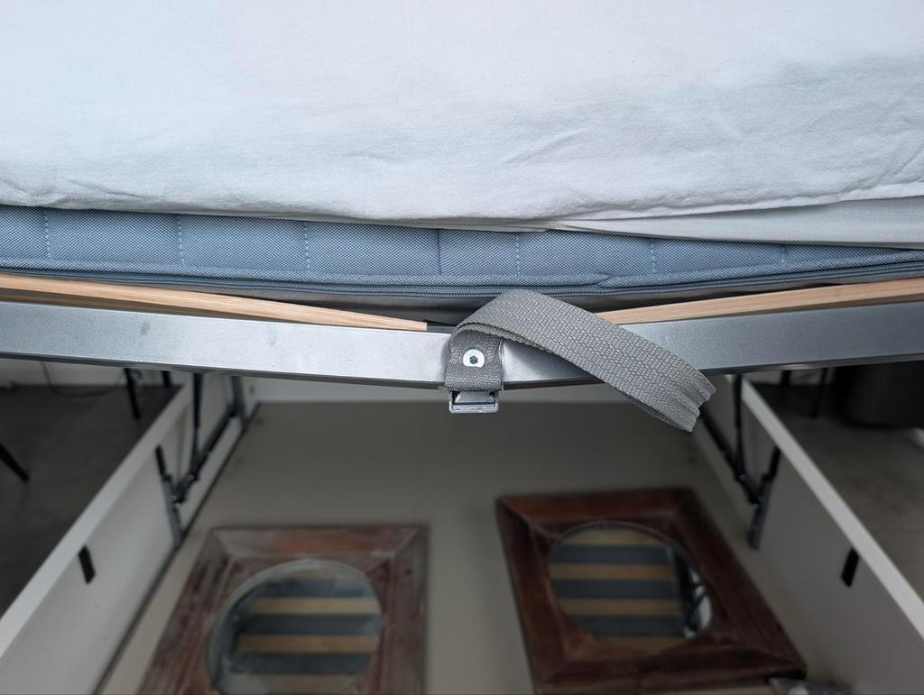 Tweepersoonsbed 160x200 met matras en opbergruimte