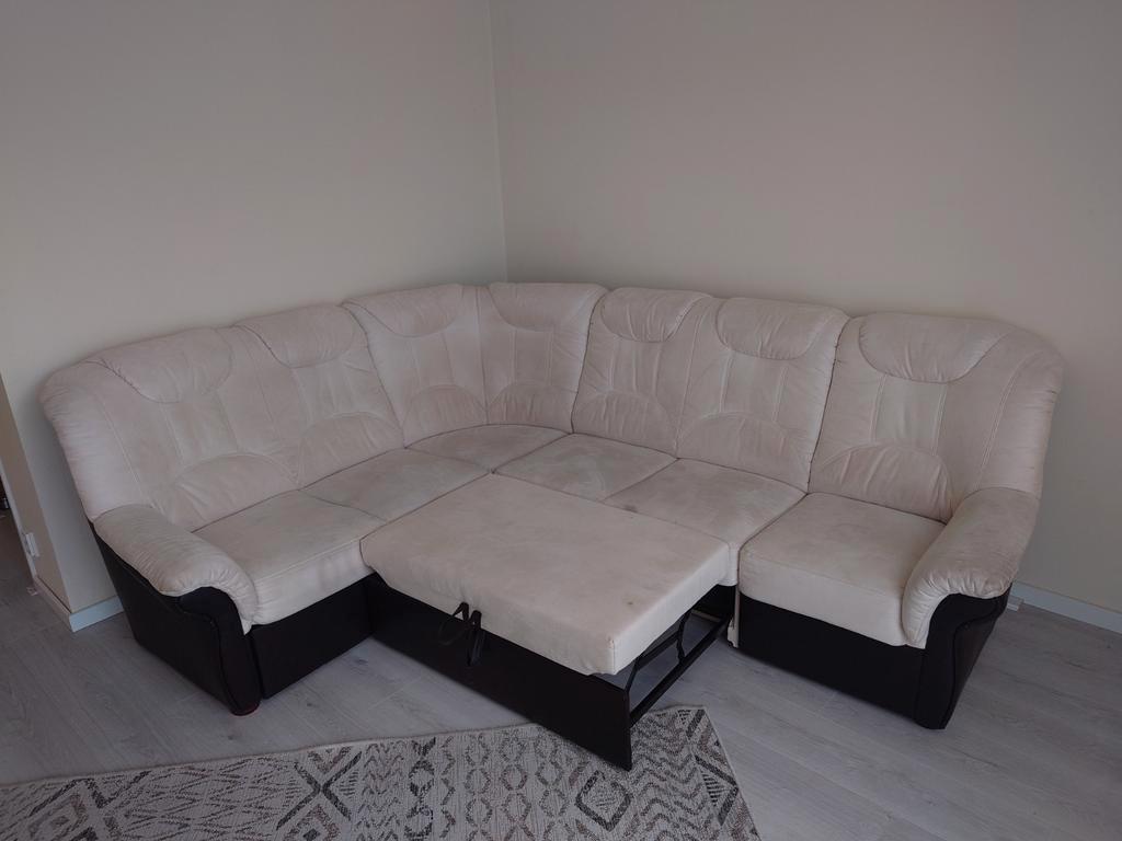 Creme-kleurige hoekbank met uitschuifbaar zitvlak