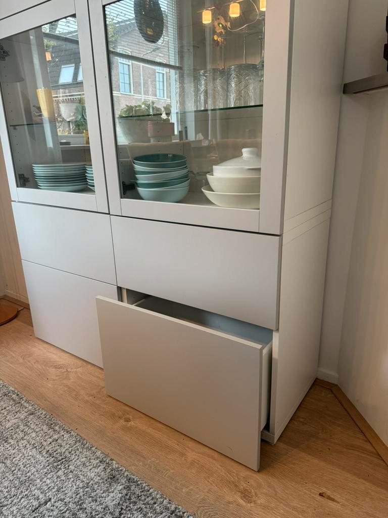 Ikeakast Bestå met vitrine