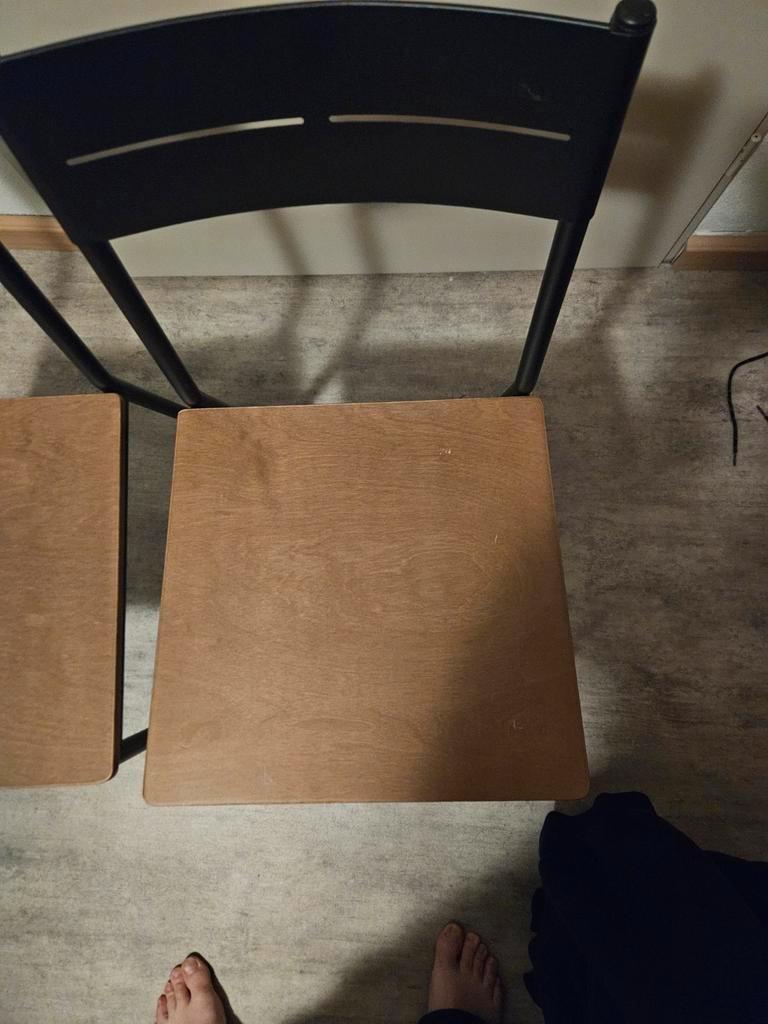 Twee eenvoudige stoeltjes