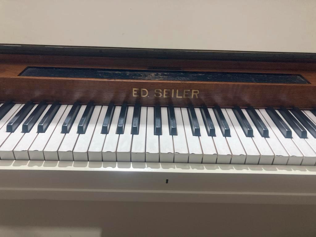 Witte Piano - Klassiek Instrument ed Seiler