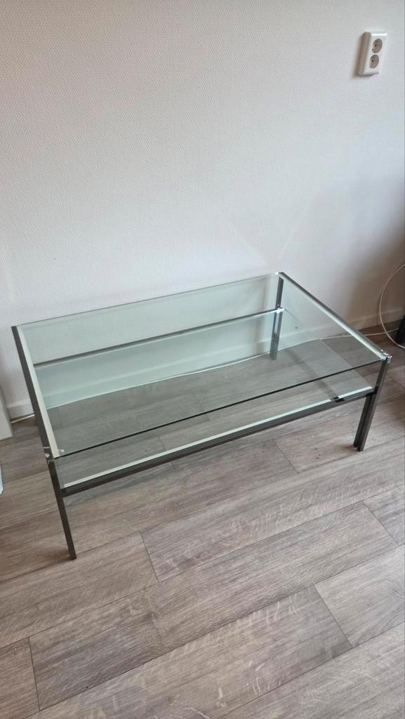 Glazen salontafel met metalen frame