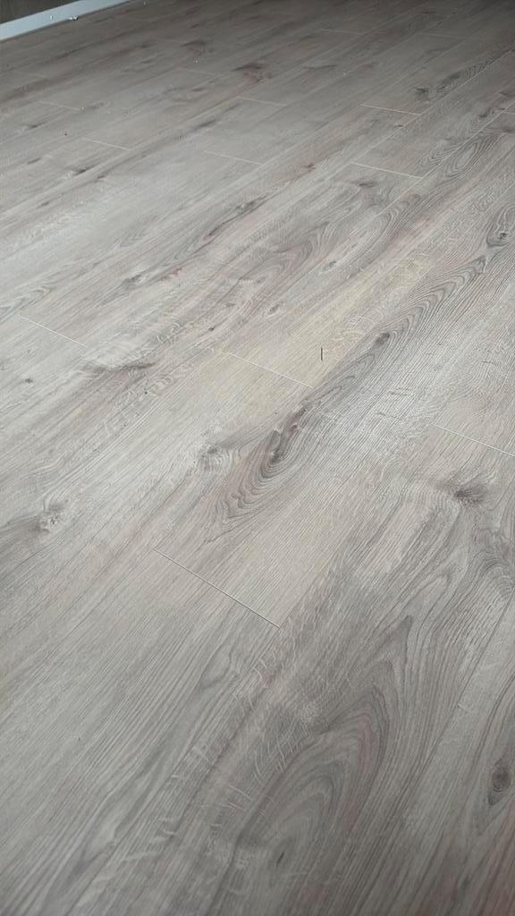 Laminaat met V-groef. Hoge kwaliteit!