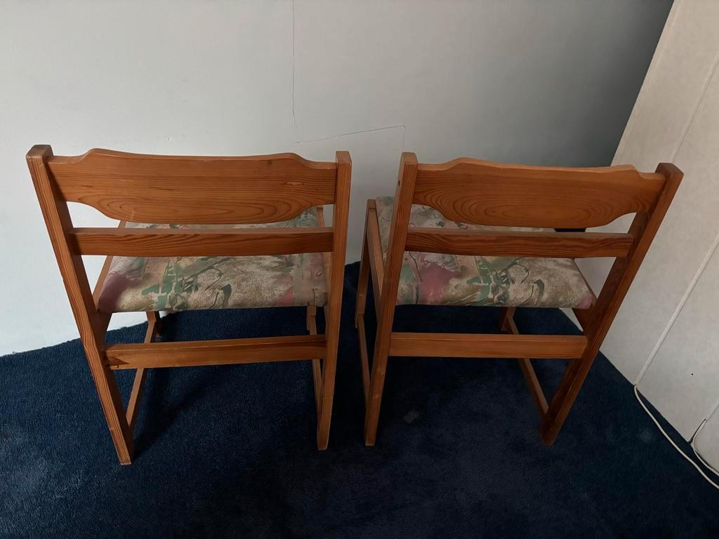 2 Houten Stoelen - Opknappers