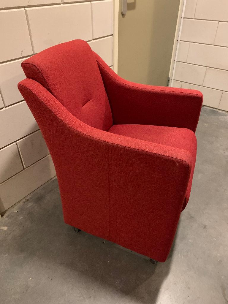 Twee rode Eetkamer stoelen
