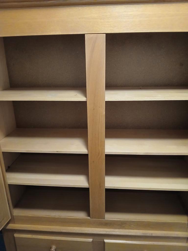 Eiken kast met legplanken