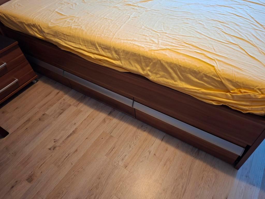 Tweepersoonsbed met nachtkastjes