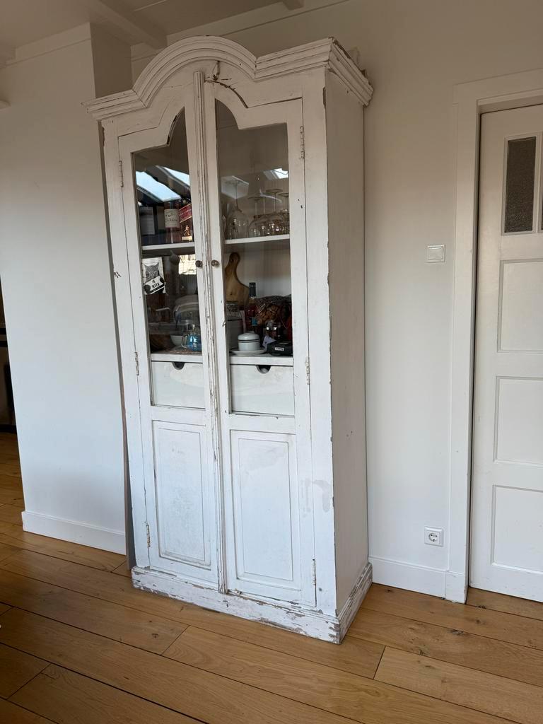 witte vitrinekast met glazen deuren