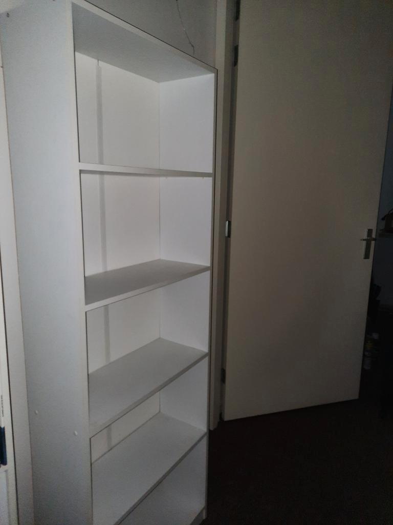 Wit Ikea boekenkastje met 5 planken.