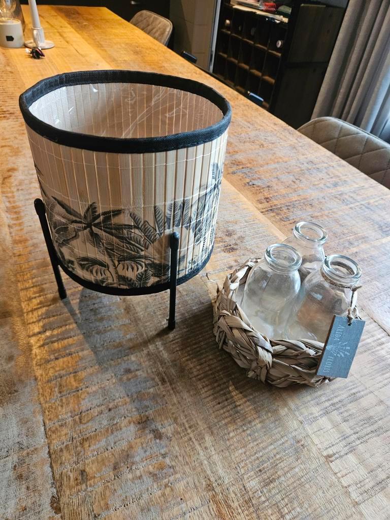 Bloempot met standaard en decoratieve vaasjes