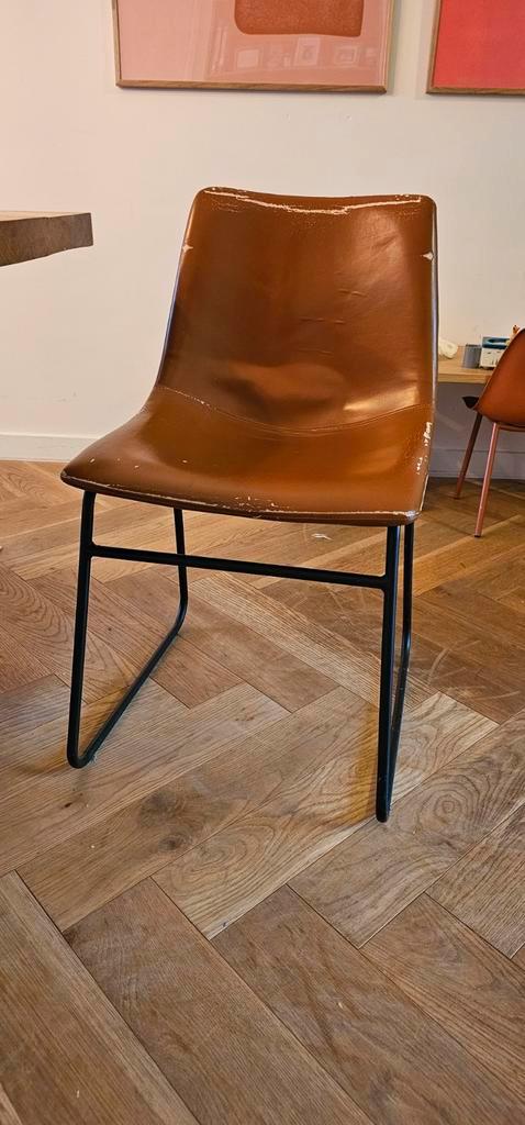 6 lekker zittende stoelen met duidelijke gebruikssporen