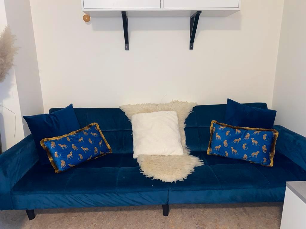 Blauwe (slaap)bank met topper, uitschuifbaar