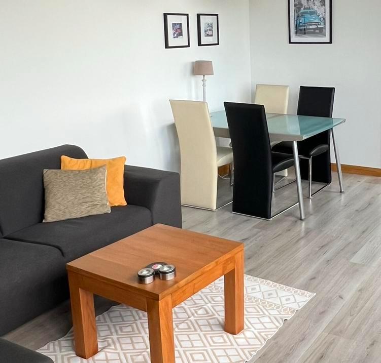 Gratis - eettafel met stoelen, bank en salon tafel