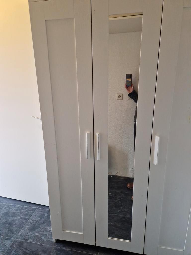 Witte kledingkast met spiegel - gratis ophalen!