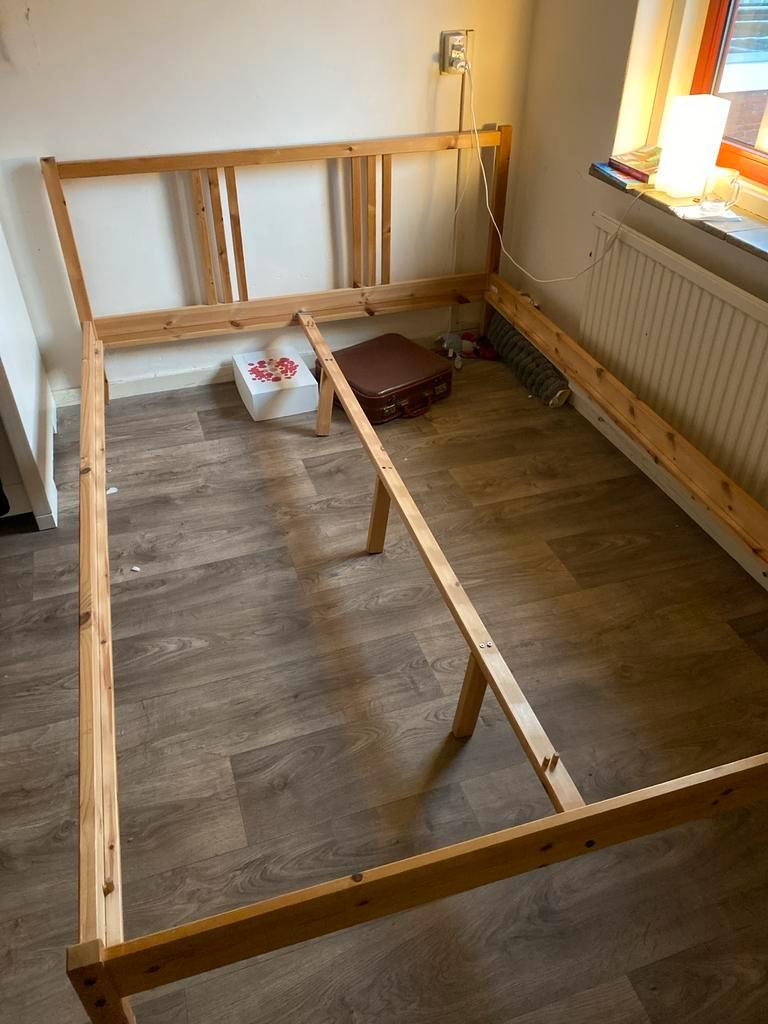 Houten bed 140x200 met matras en lattenbodems - Gratis!