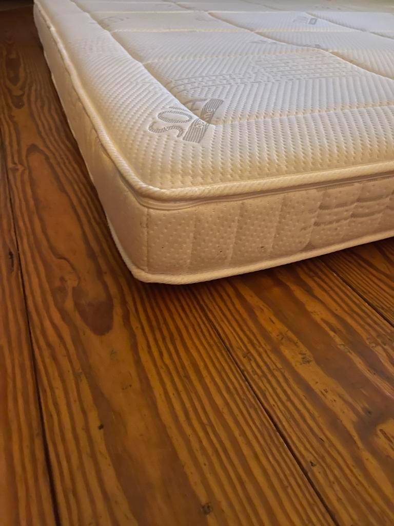 Ikea matrassen 90x200 en een topper 180x200 GRATIS