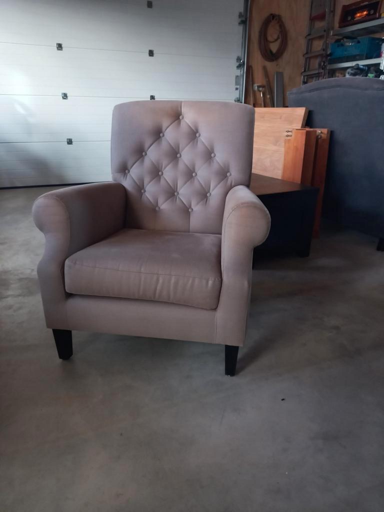 Elegante fauteuil met gecapitonneerde rugleuning
