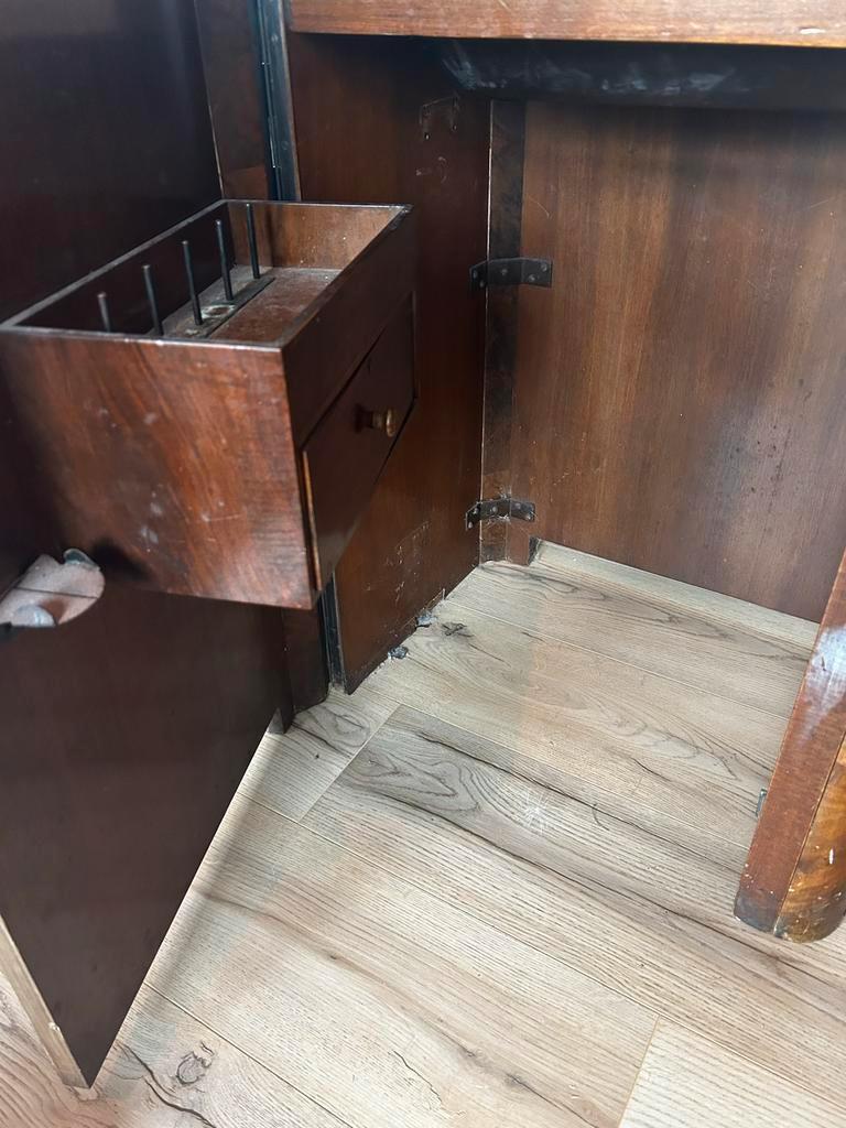 Antiek houten kastje