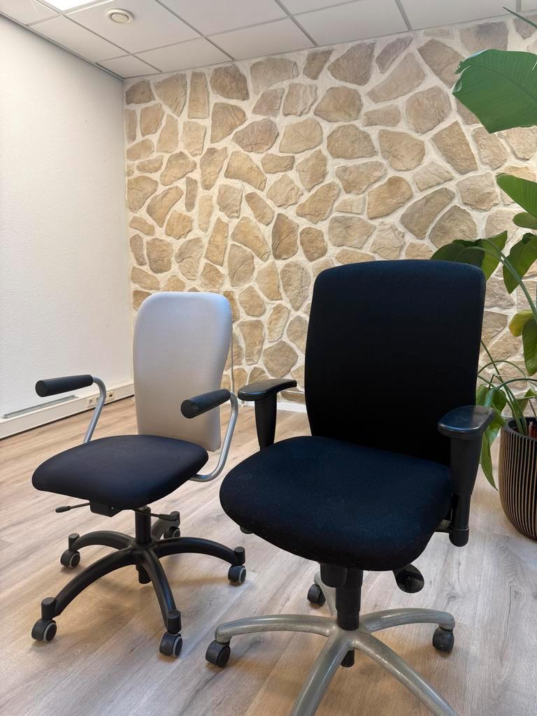 Gratis af te halen: 2 bureaustoelen