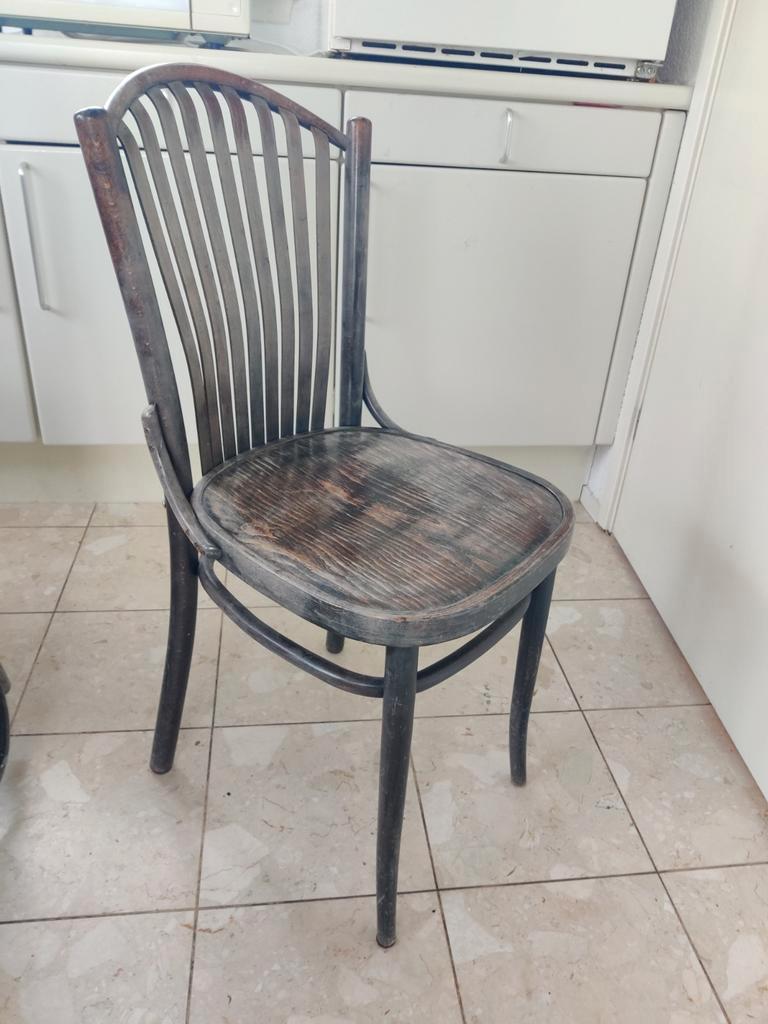 Gratis: Vier eetkamerstoelen