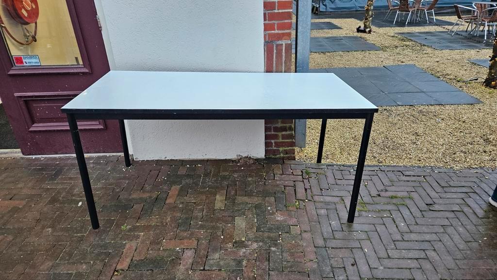 Tafel met metalen poten, gratis