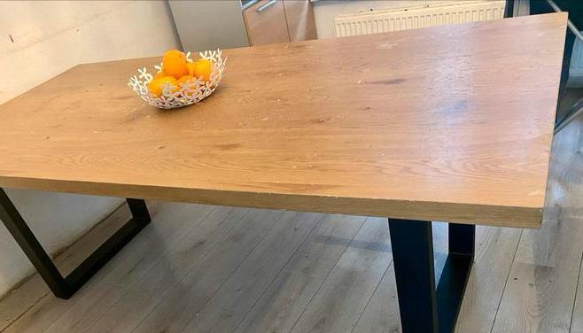(GRATIS)Eettafel van Kwantum -  (beschadigt aan het blad)
