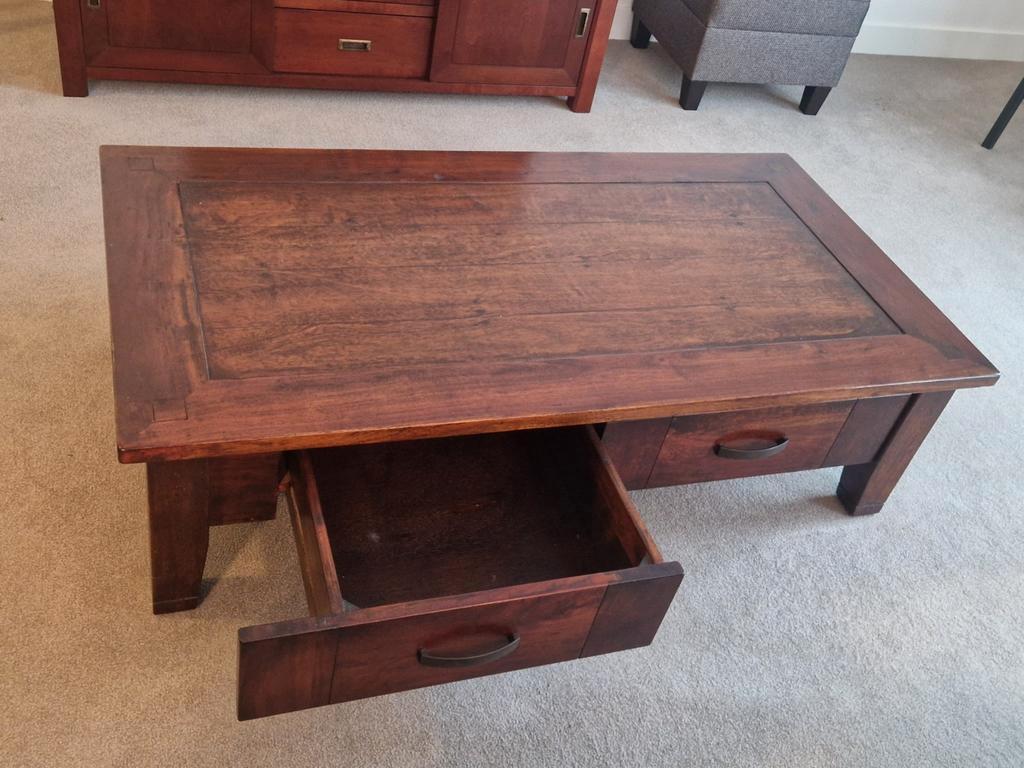 Houten salontafel met lades