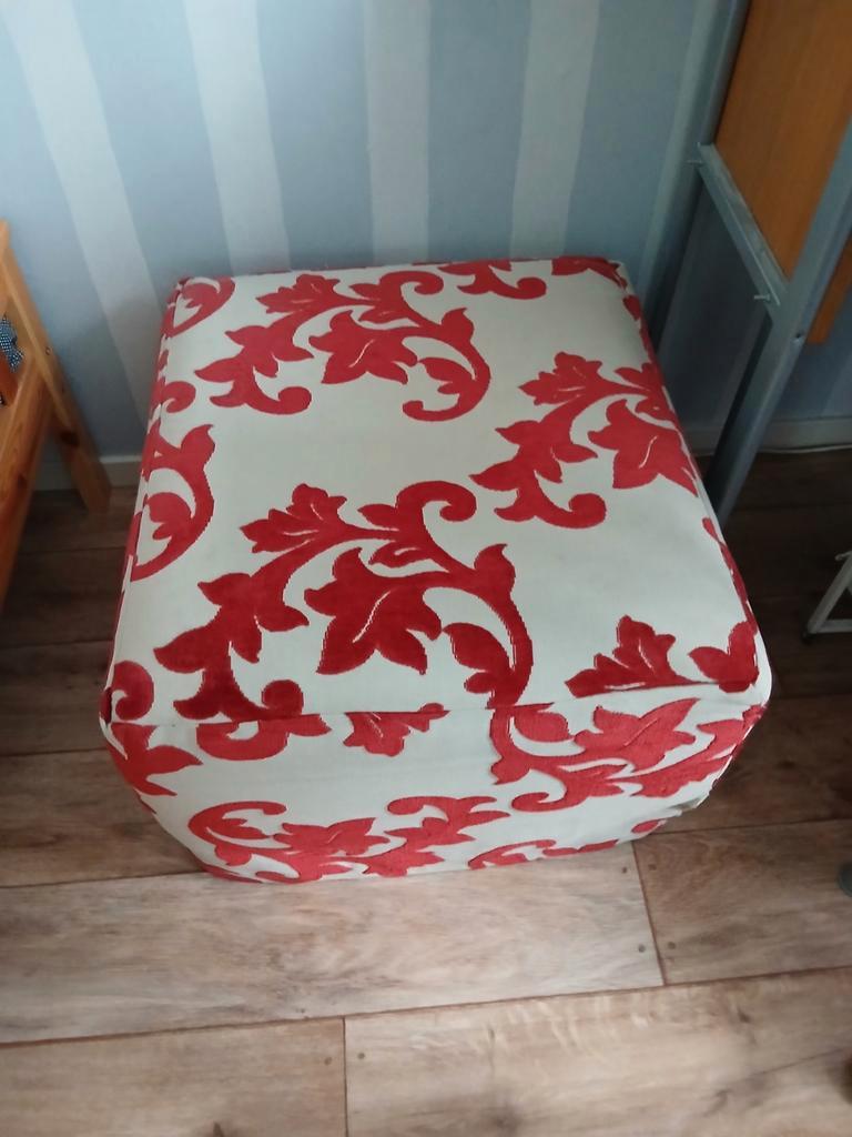 Leuke poef met rood-wit motief