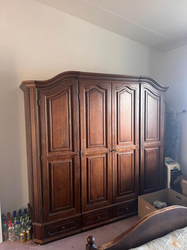 Eiken bed, kast en bedkastjes