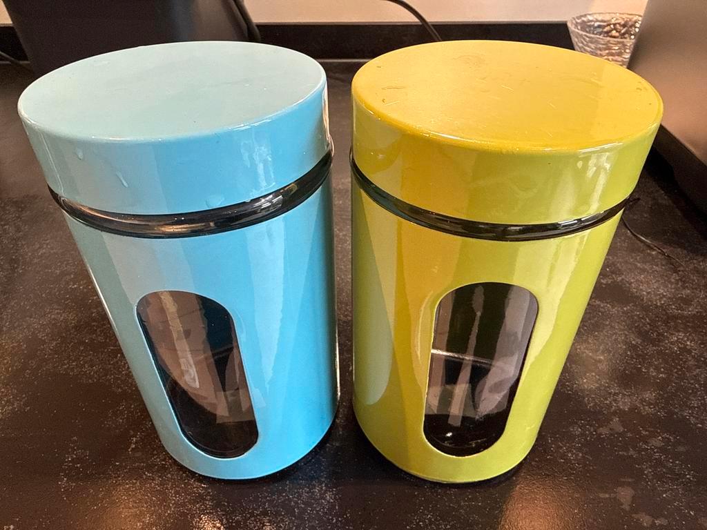 2 gekleurde voorraadpotten van glas