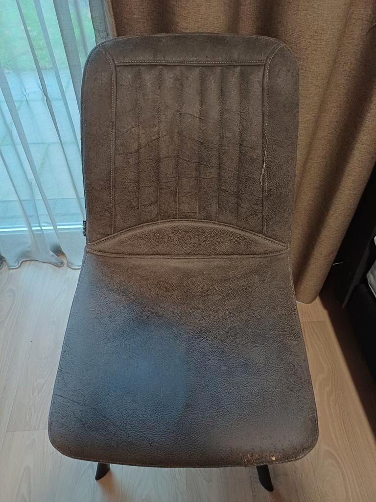 Grijze eetkamerstoel veel gebruikt door de katten