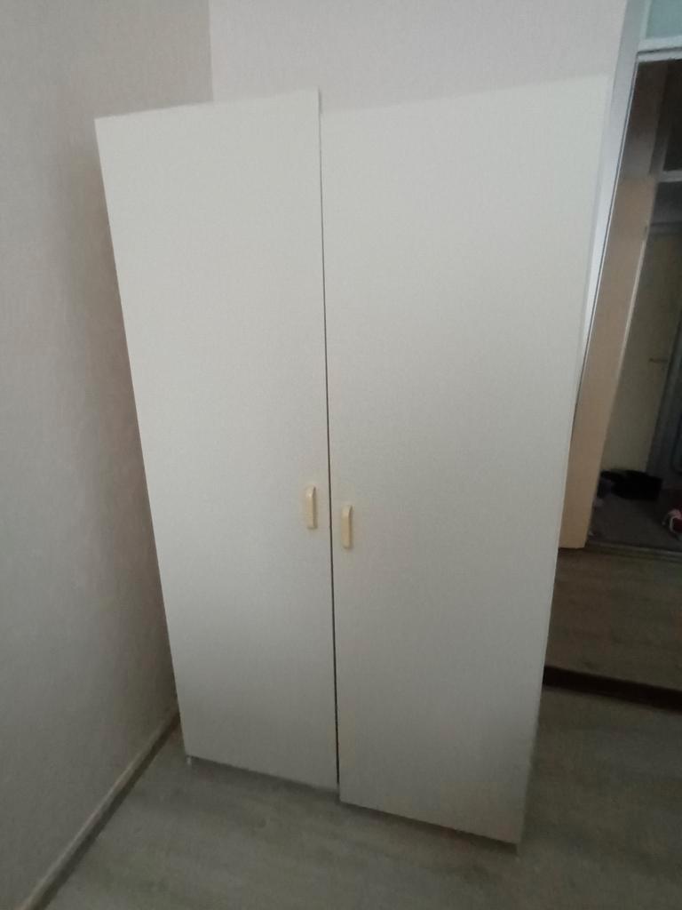 Witte kledingkast met deuren